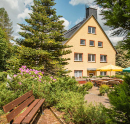 Haus mit Bank