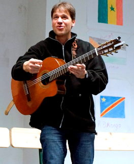 Christoph mit Gitarre